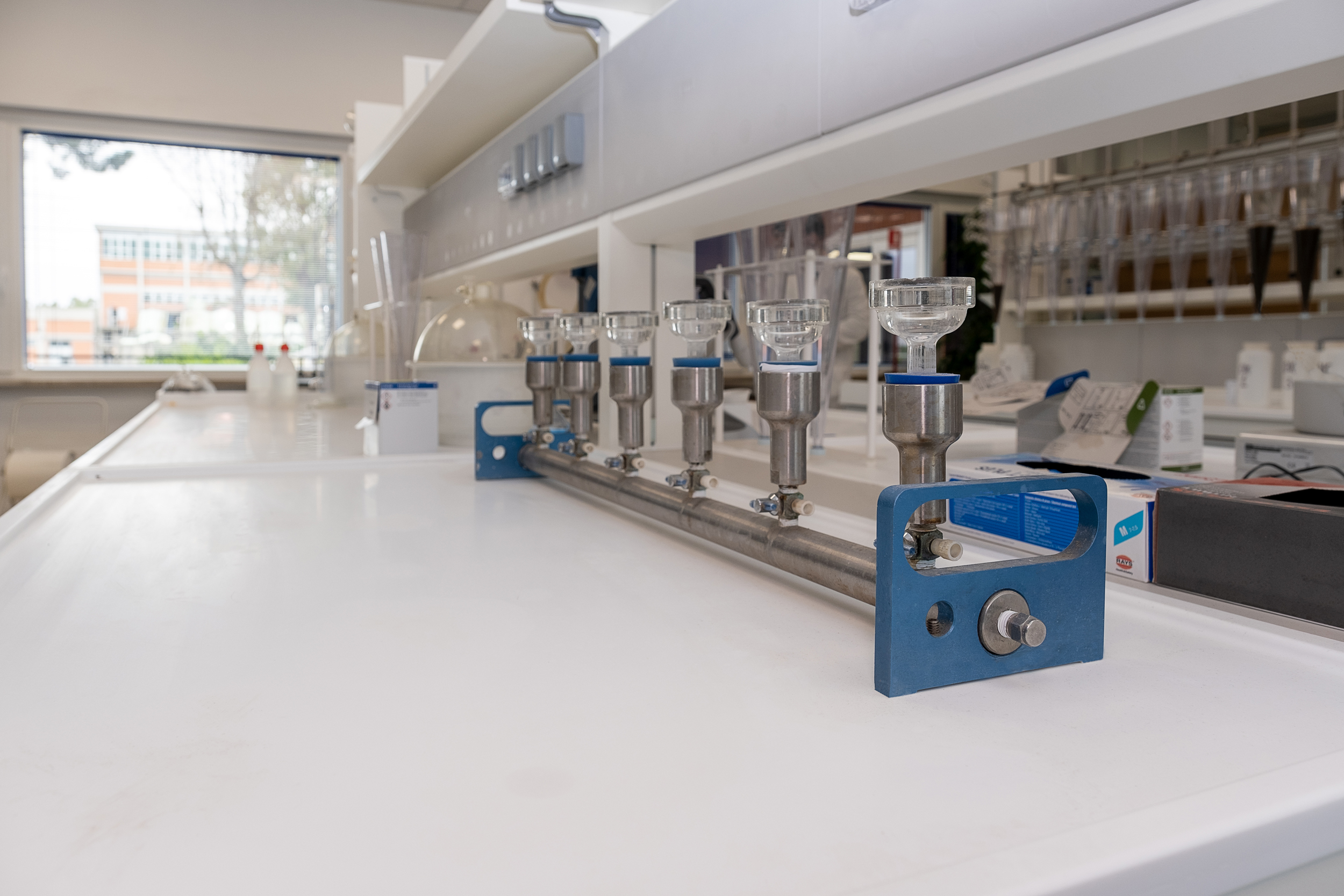 Una chimica effettua delle analisi in un laboratorio Acea