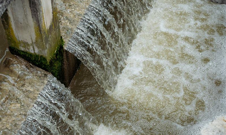 Piccola cascata d'acqua presso il depuratore delle Mele di Fiuggi