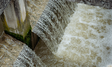 Piccola cascata d'acqua presso il depuratore delle Mele di Fiuggi