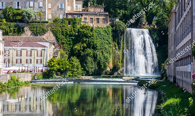 Gruppo di persone con caschi e giubbotti riflettenti in visita tecnica