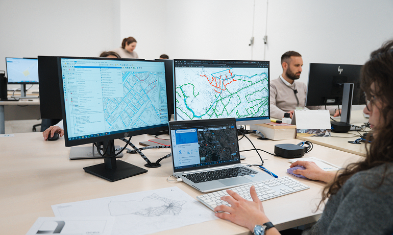operatrice monitora mappe al computer