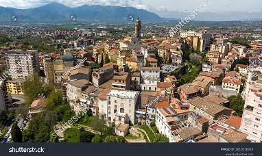 Presentazione tecnica in aula con relatore che illustra contenuti su uno schermo