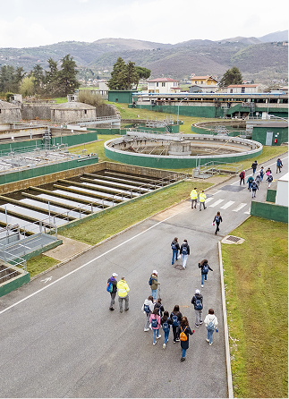 Studenti in visita presso un'infrastruttura del Gruppo accompagnati da personale Acea in abbigliamento ad alta visibilità