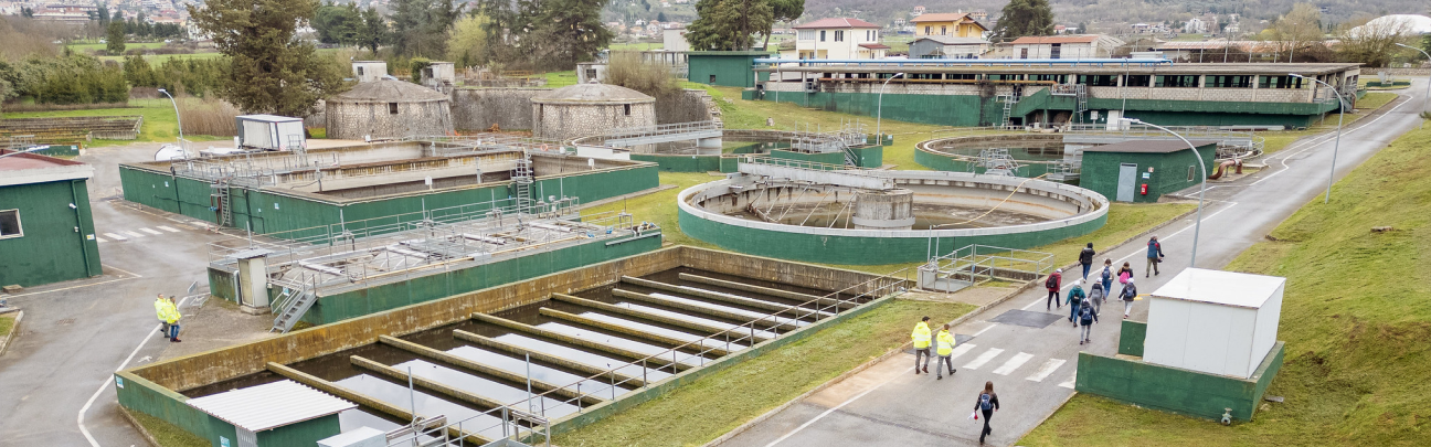 Studenti in visita presso un'infrastruttura del Gruppo accompagnati da personale Acea in abbigliamento ad alta visibilità