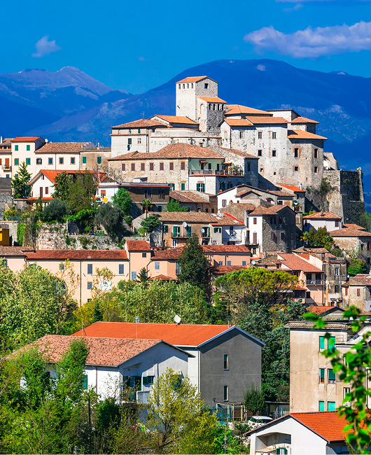 Panoramica del comune di Cervaro, con abitazioni arroccate su una collina e montagne alle loro spalle
