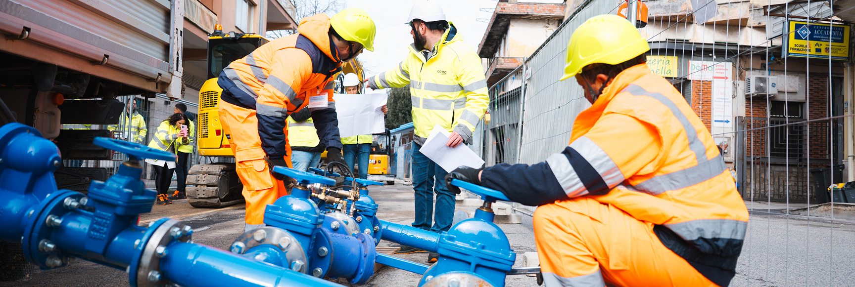 Operai lavorano a delle tubature