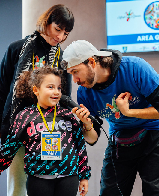 una bambina parla al microfono durante l'evento d'incontro tra il Frosinone Calcio e i bambini della casa famiglia