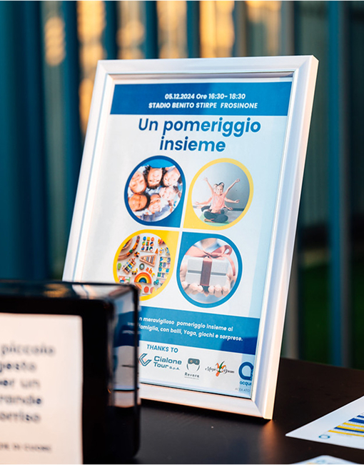 una cornice contiene la locandina dell'evento