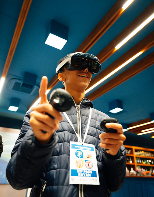 un ragazzo sorride indossando un visore per la realtà virtuale