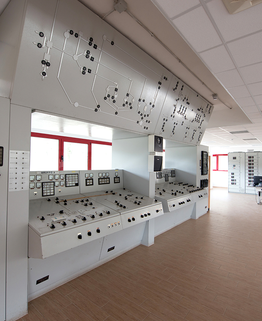Sala di controllo con pannelli analogici e pulsanti