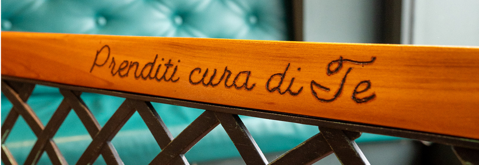 Guarda il video su youtube la frase "prenditi cura di te" è incisa a pirografo su un panchina di legno