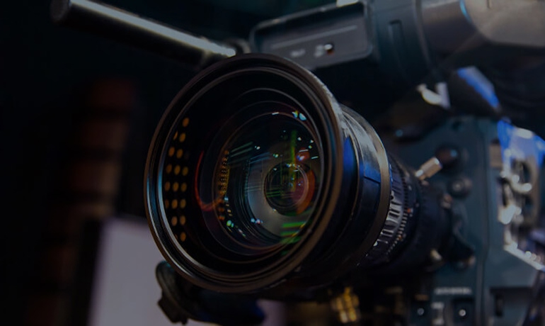 Primo piano dell’obiettivo di una videocamera professionale