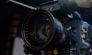 Primo piano dell’obiettivo di una videocamera professionale
